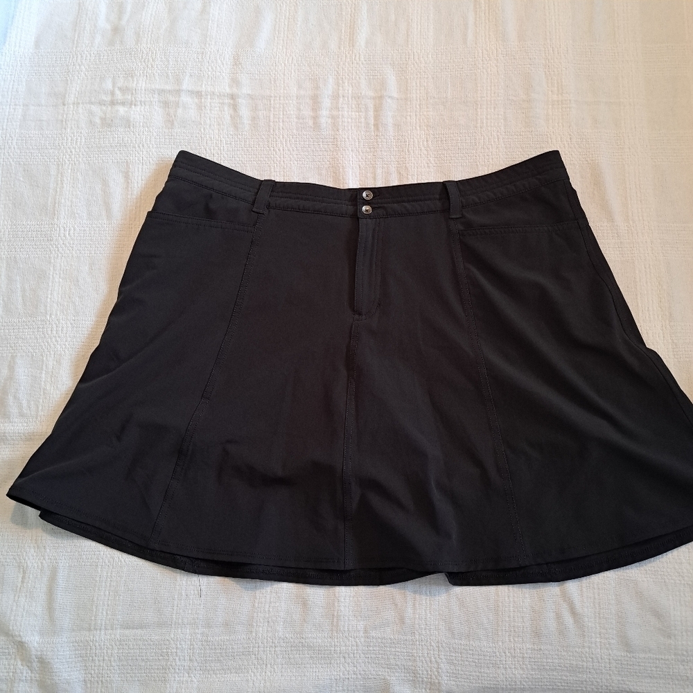 Eddie Bauer women's size 14 black skirt, shorts with leg grippers, VGUC